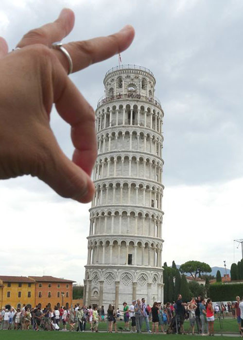 Mới chỉ búng nhẹ cái đã nghiêng mất rồi.