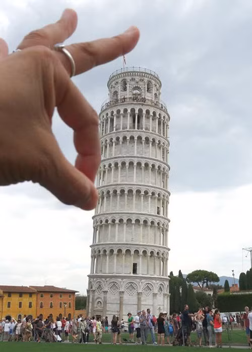 Mới chỉ búng nhẹ cái đã nghiêng mất rồi.