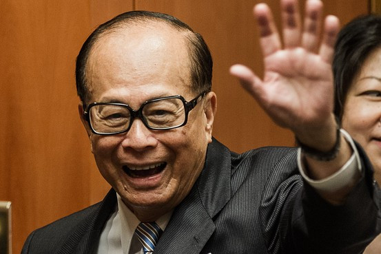 Lý Gia Thành chính thức vươn lên thành tỷ phú từ một công nhân nhà máy năm 1987. Cũng trong năm này, ông Lý Gia Thành và các cộng sự chi 500 triệu USD mua gần nửa công ty dầu khí Husky Oil đang thua lỗ của Canada. Ảnh: WSJ.