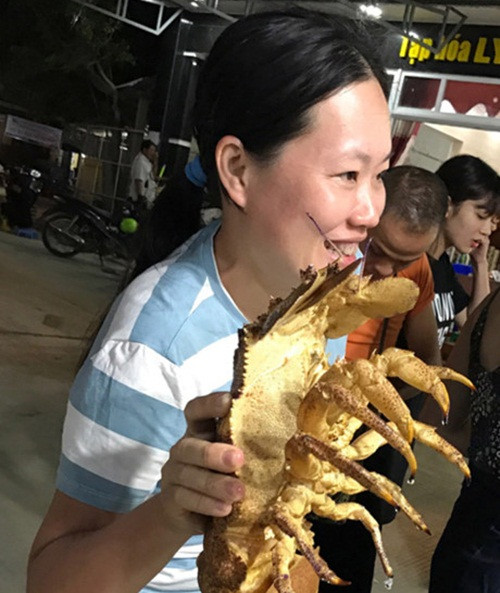 Tôm mũ ni đắt đỏ song không phải lúc nào cũng có hàng. Có thời điểm, khách hàng phải đặt trước cả tuần mới mua được vài kg. Ảnh: Dân Việt.