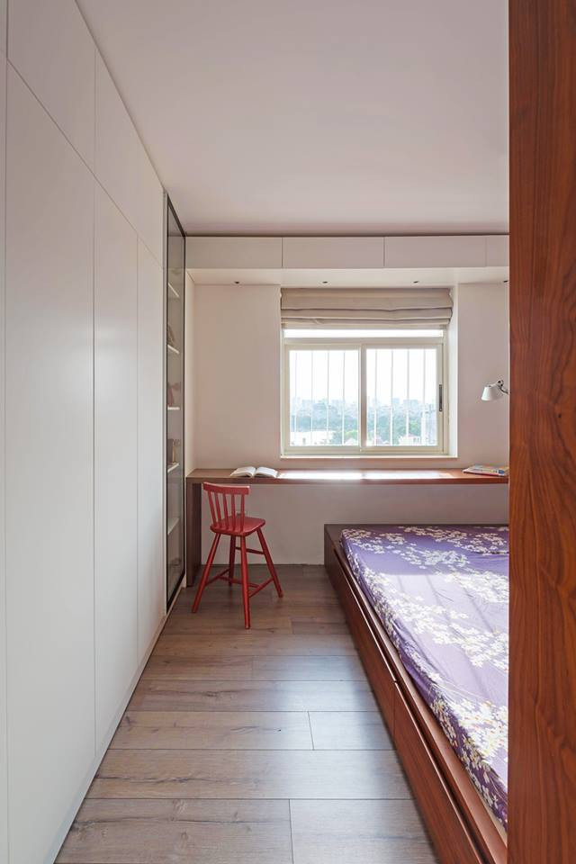 Phòng ngủ với hai gam màu trắng - nâu chủ đạo.