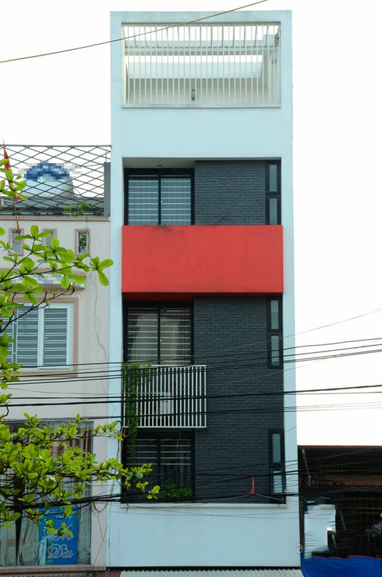 Nhà ống lệch tầng được thiết kế trên khu đất 60m2, theo phong cách tối giản, đường nét từ ngoài vào trong là một sự đối lập với không khí ồn ào của khu phố. Ảnh: Ktshanoi.