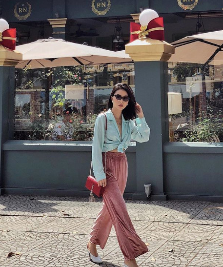  Quỳnh Anh Shyn thích mê túi mini màu đỏ tươi của Saint Laurent. Chiếc túi này thường được cô nàng dùng khi đi dạo phố.