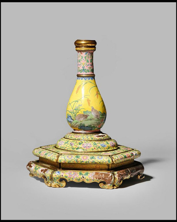 Trong buổi đấu giá ngày 15/11/2016, có người đã đưa ra mức giá 61.000 bảng, tương đương 1,7 tỷ đồng để sở hữu chiếc bình cổ quý hiếm trong hình. Theo chuyên gia nghệ thuật châu Á, John Axford, làm việc tại Woolley &amp; Wallis, đây thực sự là một chiếc bình cổ quý hiếm khoảng 220 năm tuổi, tức là nó ra đời vào khoảng giai đoạn 1736-1795, thời vua Càn Long, vị hoàng đế thứ 6 của nhà Thanh, chiếc bình có thể do các nghệ nhân làm đồ gốm ở Cung điện Bắc Kinh làm ra.