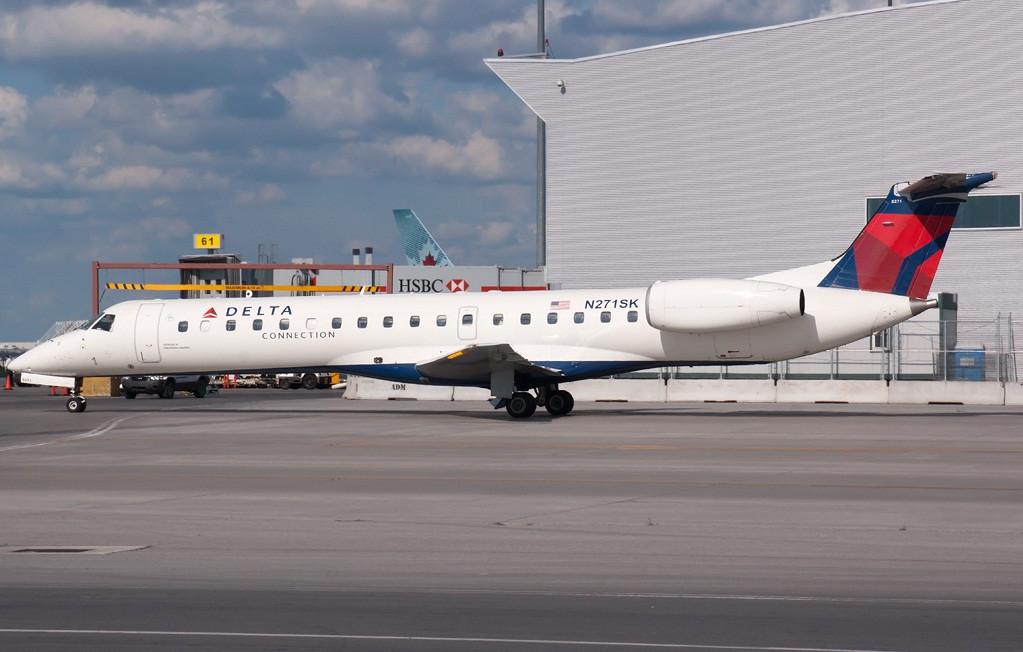 Tháng 11/2011, chuyến bay của hãng hàng không Chautauqua Airline (Mỹ) phải hạ cánh khẩn cấp vì lý do cơ trưởng đi toilet và bị mắc kẹt ở bên trong. Ảnh: Plane Spotters. Video: Bài học từ những sự cố hàng không hy hữu năm 2013. Nguồn: VTC14.