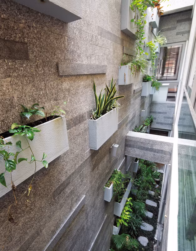 Bên trong ngôi nhà phố 4 tầng còn có một khu vườn đứng thiết kế xuyên suốt không gian.