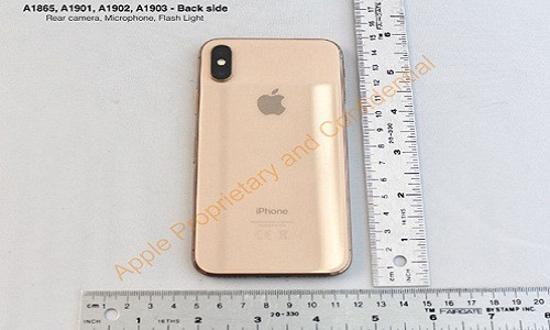 Mặt lưng của iPhone X Blush Gold.