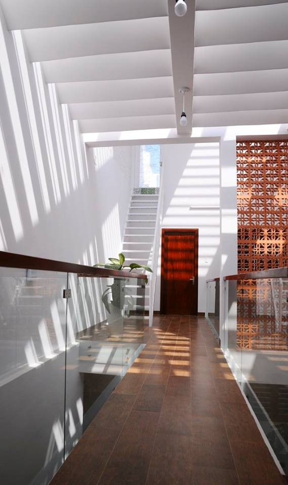 Giếng trời cho ánh nắng tỏa khắp hành lang.