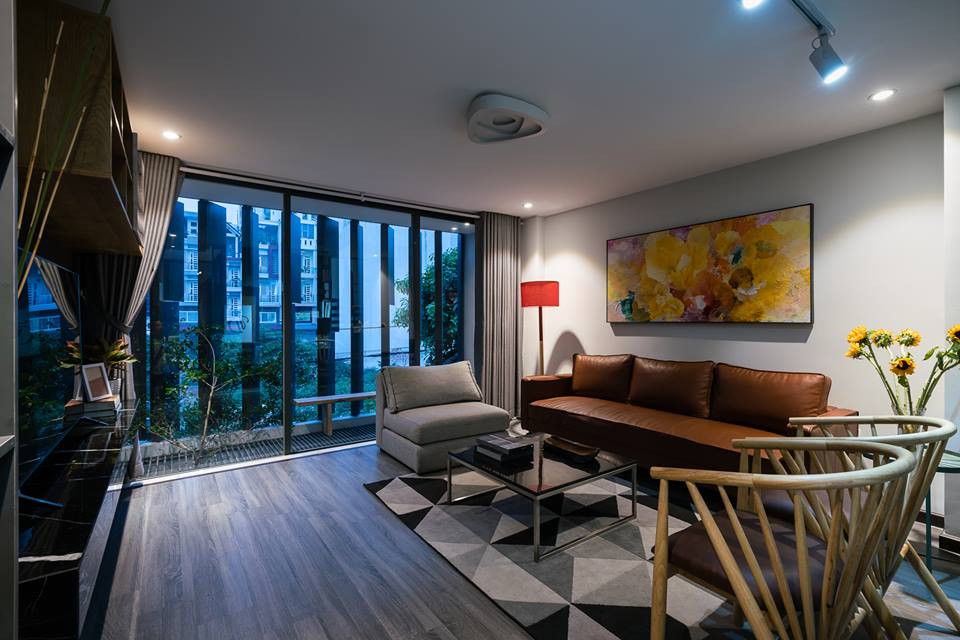 Phòng khách bố trí trên tầng với tầm nhìn thoáng đãng.