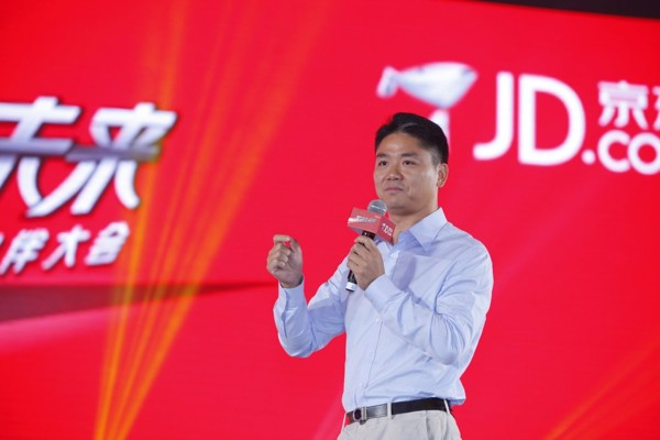 Đến nay, JD.com của tỷ phú Richard Liu thuộc Top 500 công ty, tập đoàn hàng đầu trên toàn thế giới tính theo doanh số do tạp chí Fortune công bố hàng năm) với hơn 300 triệu khách hàng. Ảnh: CNBC.