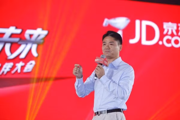 Đến nay, JD.com của tỷ phú Richard Liu thuộc Top 500 công ty, tập đoàn hàng đầu trên toàn thế giới tính theo doanh số do tạp chí Fortune công bố hàng năm) với hơn 300 triệu khách hàng. Ảnh: CNBC.