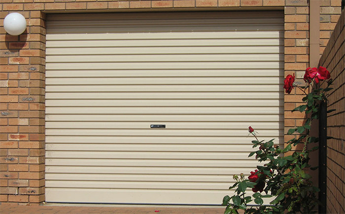 Cửa cuốn tấm liền còn có tên gọi khác là cửa cuốn công nghệ Úc. Giá rẻ là đặc điểm nổi bật khiến loại cửa này được ưa chuộng. Ảnh: Dailycuacuon.