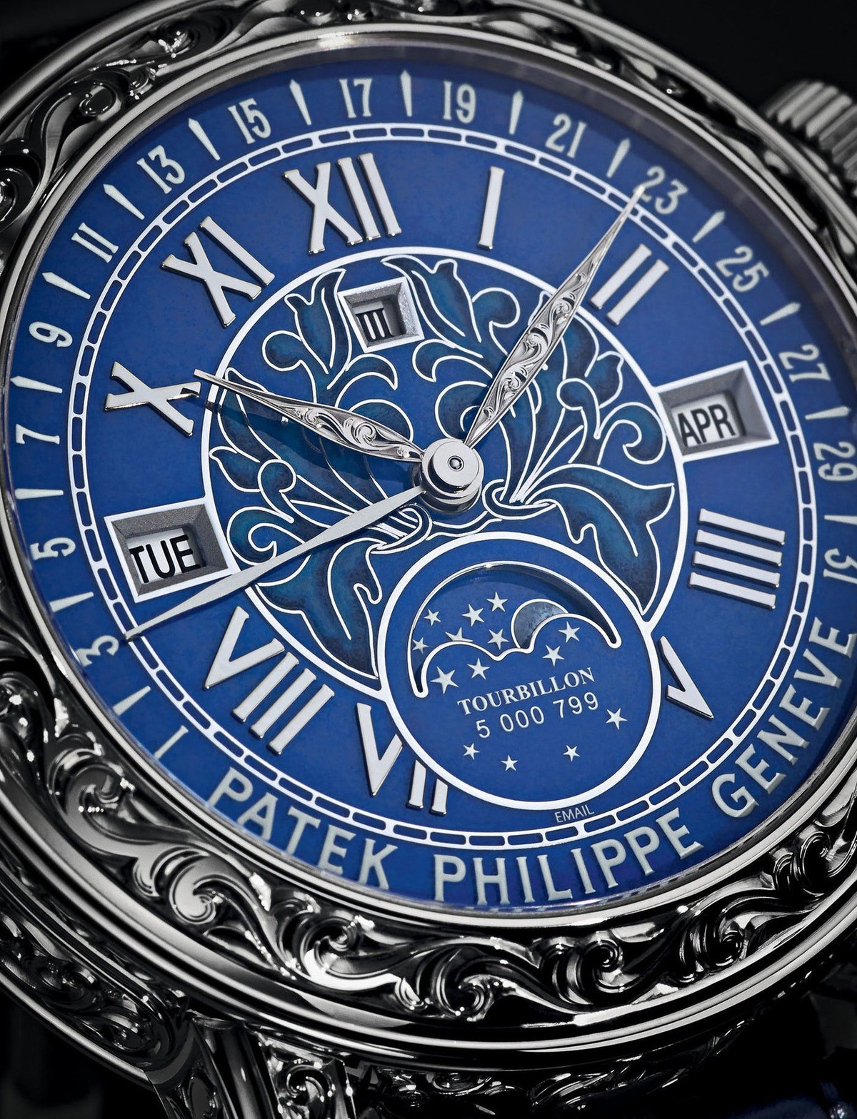 Mặt hiển thị phía trước của đồng hồ ngoài hiển thị giờ chính còn có 3 cửa sổ nhỏ chỉ ngày trong tháng, ngày trong tuần, tháng và một mặt hiển thị lịch tuần trăng ở vị trí 6 giờ. Ảnh: Printest.