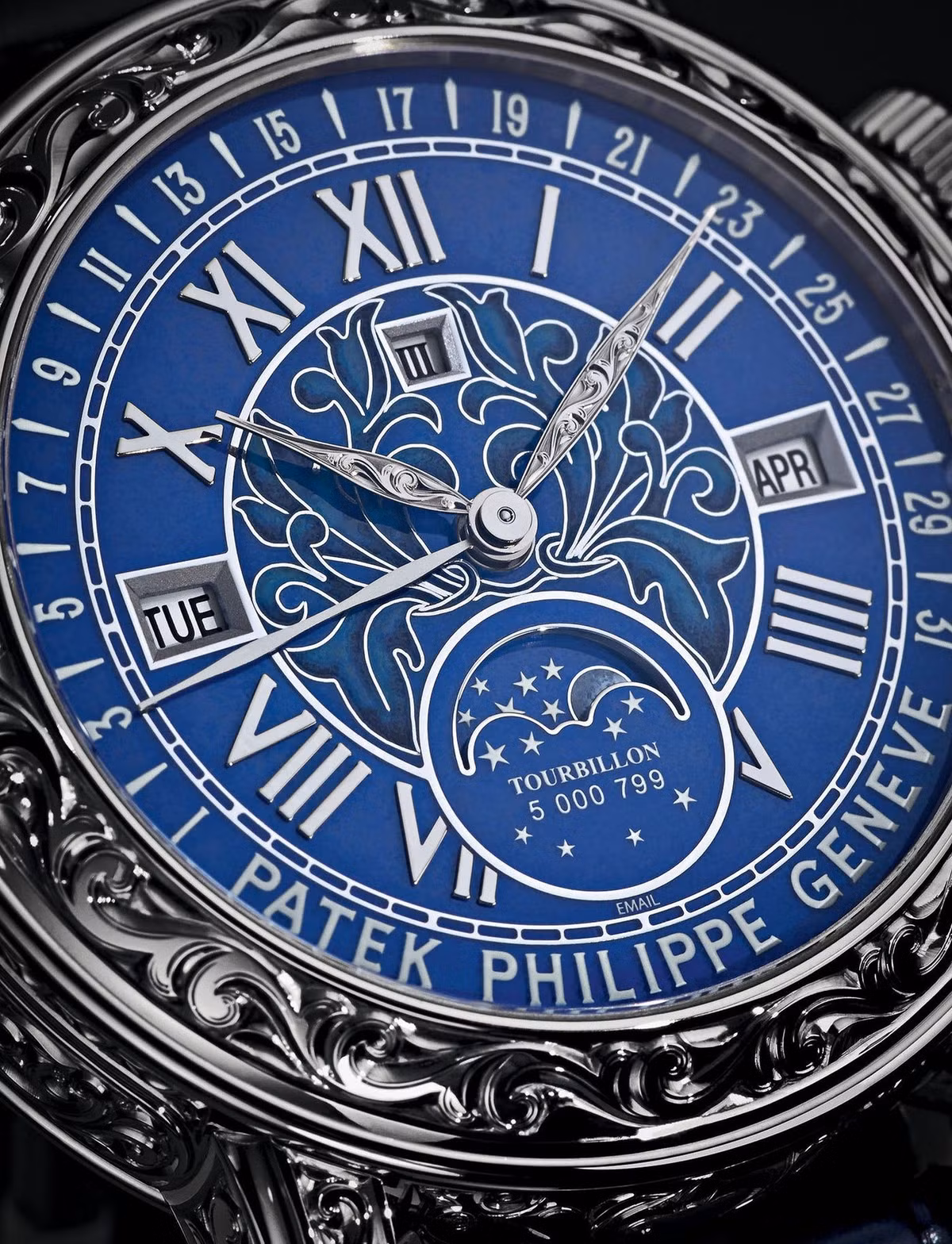 Mặt hiển thị phía trước của đồng hồ ngoài hiển thị giờ chính còn có 3 cửa sổ nhỏ chỉ ngày trong tháng, ngày trong tuần, tháng và một mặt hiển thị lịch tuần trăng ở vị trí 6 giờ. Ảnh: Printest.