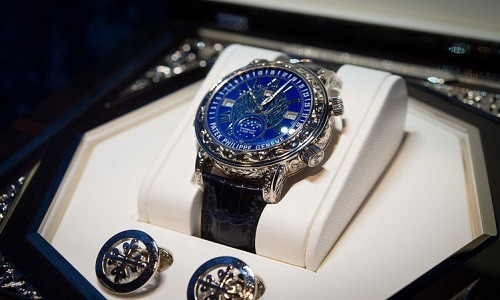 Patek Philippe Sky Moon Tourbillon 6002G hoạt động bằng bộ máy lên dây bằng tay Caliber RTO 27 QR SID LU CL, 55 hạt chân kính. 21,600 dao động/giờ, dự trữ năng lượng tối đa trong 48 giờ. Ảnh: Printest.