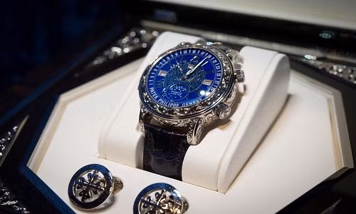 Patek Philippe Sky Moon Tourbillon 6002G hoạt động bằng bộ máy lên dây bằng tay Caliber RTO 27 QR SID LU CL, 55 hạt chân kính. 21,600 dao động/giờ, dự trữ năng lượng tối đa trong 48 giờ. Ảnh: Printest.