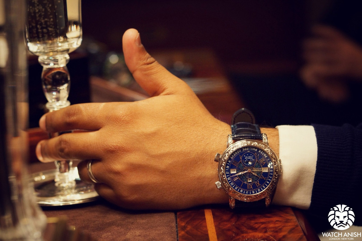 Siêu phẩm đồng hồ Patek Philippe này sở hữu lớp vỏ bằng vàng 18K được chạm khắc tinh xảo với kích thước mặt 44mm. Ảnh: Watch Anish.