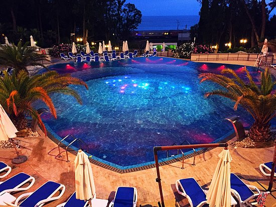 Khách sạn hạng sang còn có bãi cát riêng, sân chơi cho trẻ em và hồ bơi ngoài trời.