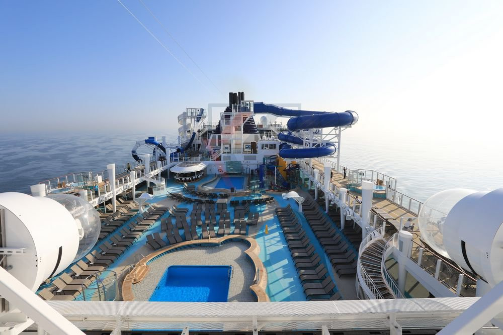 Công viên nước khổng lồ trên du thuyền được trang bị hai đường trượt nhiều tầng.