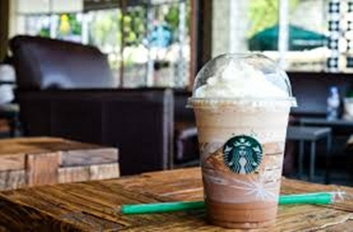 Trước đó, tháng 5/2016, một người phụ nữ ở Chicago cũng đâm đơn kiện Starbucks do hãng ăn bớt lượng chất lỏng và bỏ quá nhiều đá trong đồ uống lạnh. Tuy nhiên, Starbucks phủ nhận. Ảnh: CNBC.