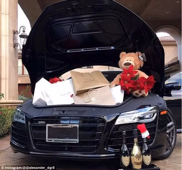 Sự lãng mạn được định nghĩa bằng chiếc xế hộp chứa đầy gấu bông và hàng hiệu tặng bạn gái dịp đầu năm