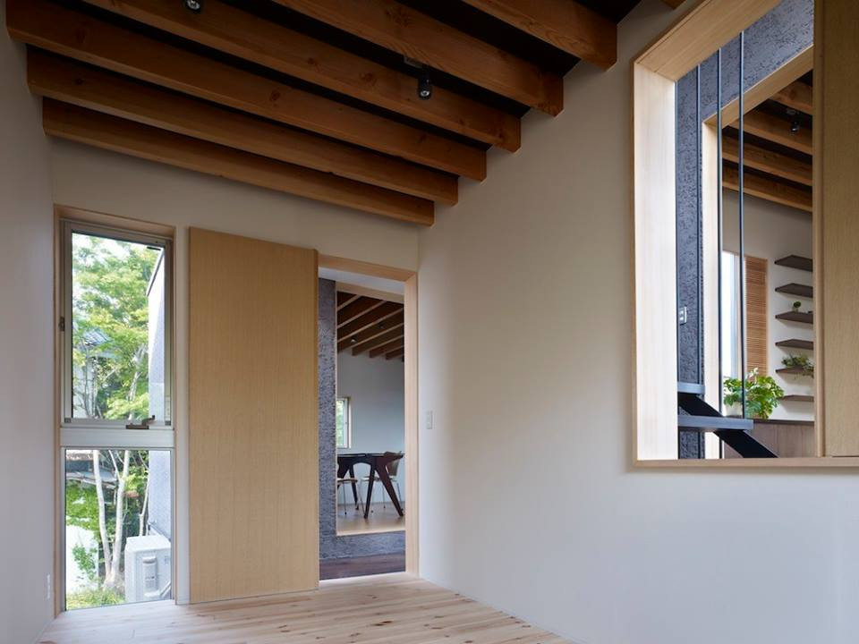 Trái với màu tối bên ngoài, toàn bộ bên trong được sử dụng gam màu trắng - vàng nhạt sáng sủa.