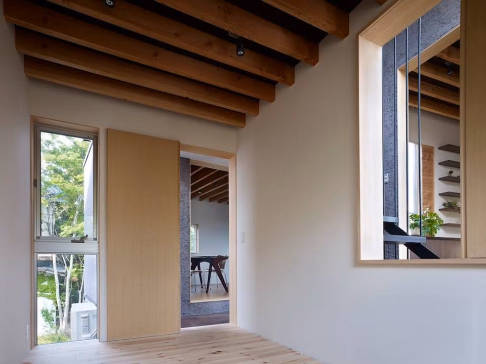 Trái với màu tối bên ngoài, toàn bộ bên trong được sử dụng gam màu trắng - vàng nhạt sáng sủa.