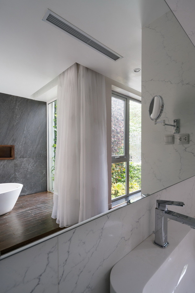 Phòng tắm tiện nghi ngang khách sạn.