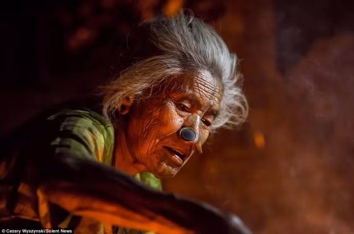 Những cái nút trên mũi và hình xăm ban đầu mang ý nghĩ là làm cho phụ nữ xấu đi, để tránh khỏi bị cướp khỏi bộ tộc.