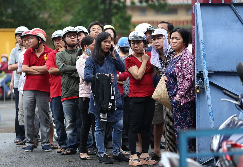 Cảm giác lo lắng hiện lên trên từng gương mặt phụ huynh bên ngoài điểm thi THCS Trương Công Định, quận Bình Thạnh.