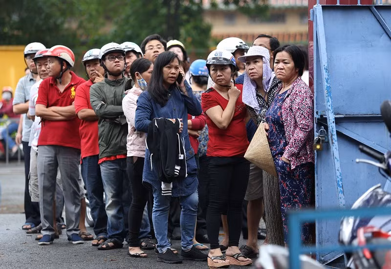 Cảm giác lo lắng hiện lên trên từng gương mặt phụ huynh bên ngoài điểm thi THCS Trương Công Định, quận Bình Thạnh.