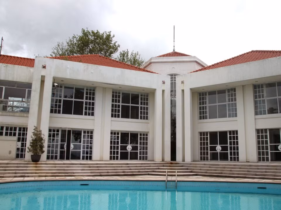 Biệt thự phong cách cổ điển, xây dựng từ năm 1991, có một bể bơi ngoài trời.