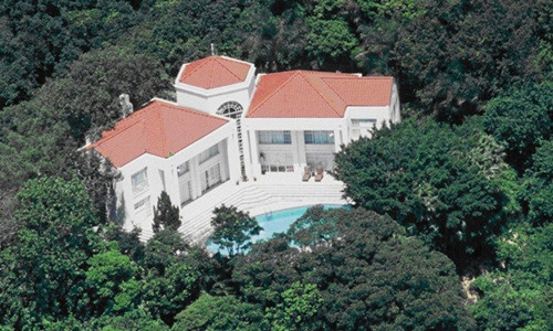 Mức giá được cho là phá vỡ kỷ lục ngôi nhà đắt nhất Hong Kong và có thể toàn châu Á. Biệt thự được bao quanh bởi rừng cây um tùm.