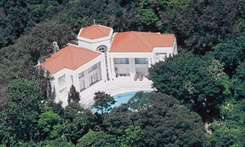 Mức giá được cho là phá vỡ kỷ lục ngôi nhà đắt nhất Hong Kong và có thể toàn châu Á. Biệt thự được bao quanh bởi rừng cây um tùm.