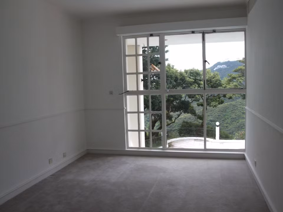 Một phòng có hướng nhìn ra khu đồi Peak.