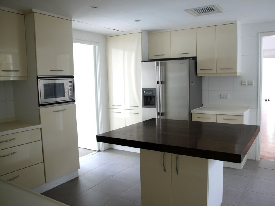 Bếp được trang bị đầy đủ nội thất.