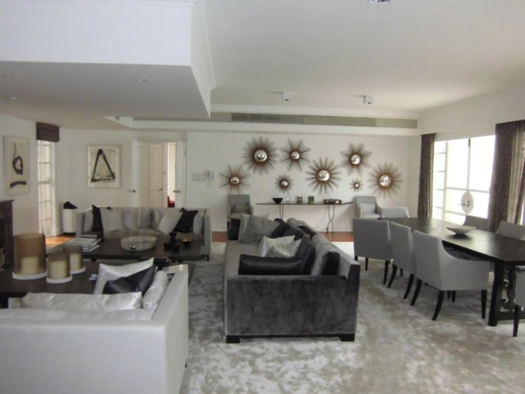 Biệt thự có phòng khách và ăn riêng biệt cùng điều hòa trung tâm.