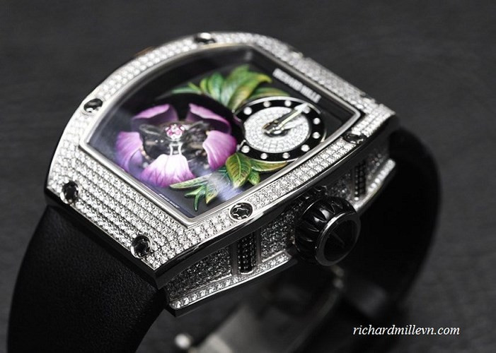 Cứ mỗi 5 phút, các cánh hoa hé nở mới khoe trọn cỗ máy đắt giá này cũng như phần nhuỵ hoa bằng đá quý. Ảnh: Richardmillevn.