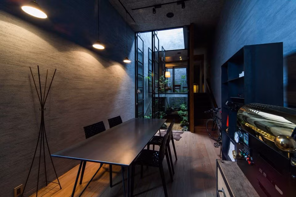 Gam màu lạnh và tối mang phong cách công nghiệp.