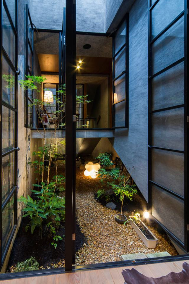 Khu vườn tuy nhỏ nhưng cũng đủ mang đến ánh sáng và tràn ngập khí trời cho ngôi nhà.