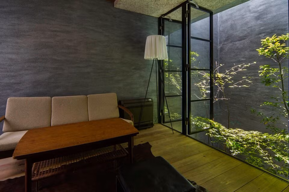 Nhờ khu vườn đứng mà phòng khách luôn ngập tràn ánh sáng.