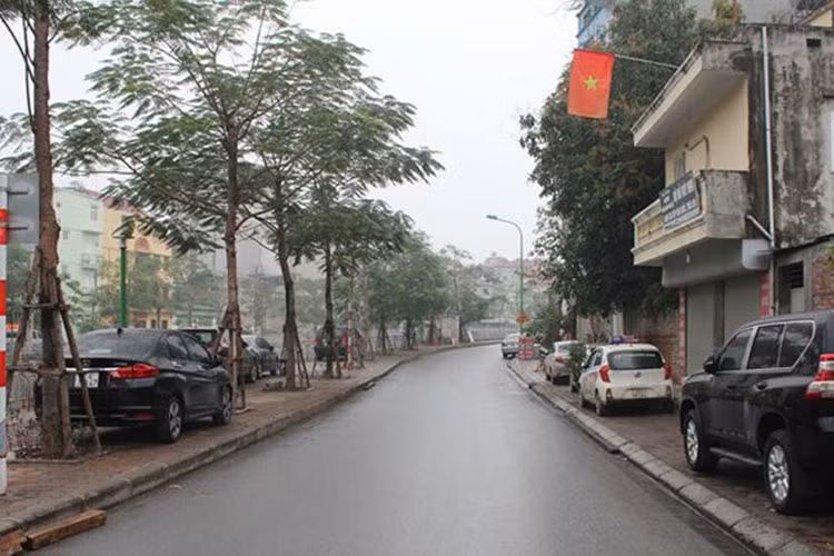 Từ 1/1/2018, thành phố Hà Nội đã áp dụng phí gửi xe. Với cách tính phí theo giờ, mức phí mới tăng nhiều lần so với mức phí cũ. Tính ra để gửi ô tô khi đi làm, một người mất khoảng 300.000 đồng/ngày, gấp gần 3 lần so với mức phí cũ. Trong ảnh: Phí gửi xe cao, nhiều người chọn biện pháp đỗ xe trên vỉa hè.