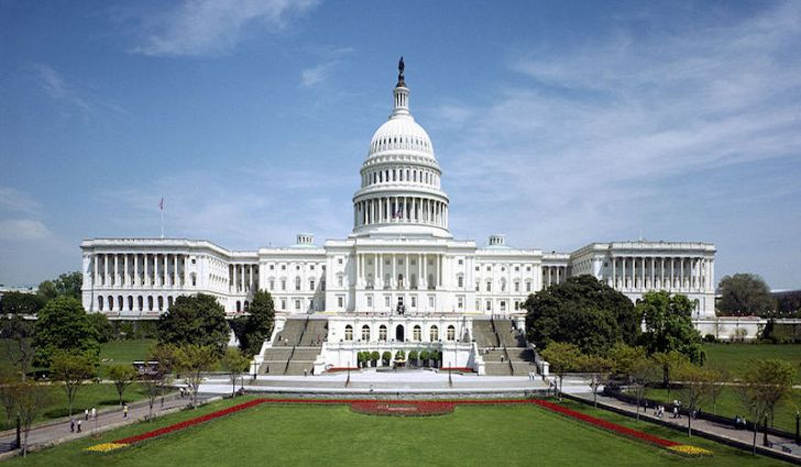 Điện Capitol (Washington, DC) được xem là một trong những kiệt tác mái vòm đẹp nhất thế giới. Điện Capitol có diện tích rộng hơn 16.0000 m2, gồm 540 phòng, 658 cửa sổ và 850 cửa ra vào, không gian có thể chứa khoảng 4.000 người. Ảnh: World Atlas.