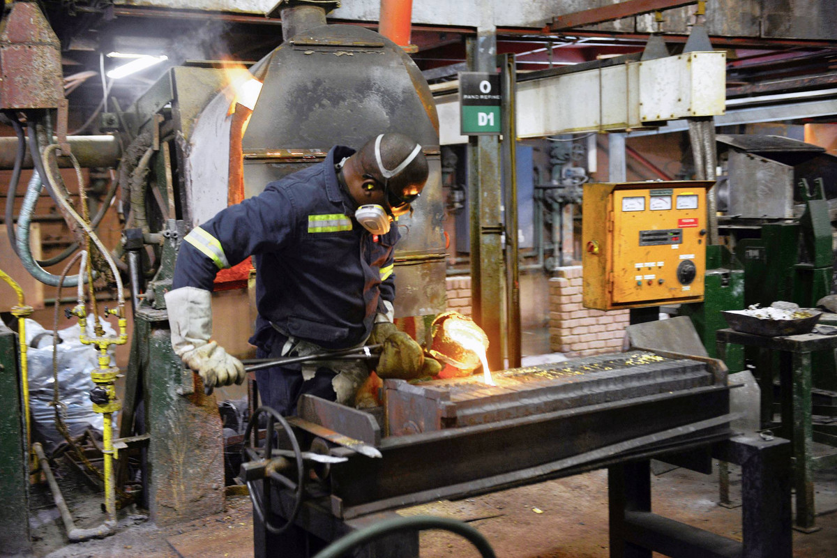 Trước khi nấu chảy, nhân viên nhà máy phải xác định độ tinh khiết của vàng thô. Ảnh: Iol.