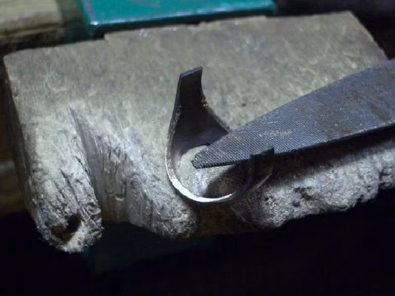 Công đoạn mài giũa các góc cạnh không thể thiếu.