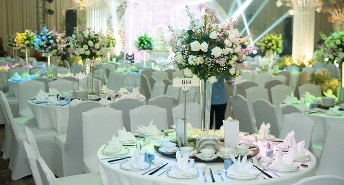 Không rõ chi phí cho mỗi bàn tiệc bao nhiêu nhưng con số này chắc chắn không hề nhỏ. Ảnh: Yan.