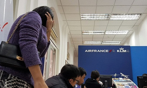 Nhóm đại diện cho những khách bay bị Air France đơn phương hủy vé đặt ngày 14/2 đến làm việc với văn phòng của hãng tại Hà Nội sáng nay. Ảnh: Ngô Minh.