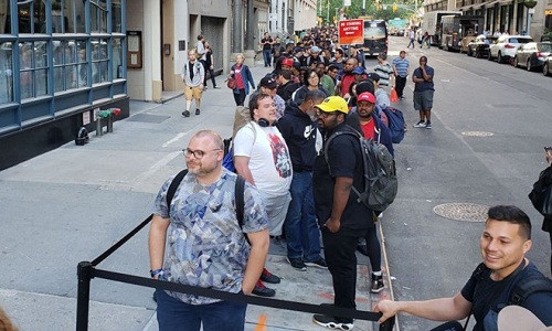 Người dùng xếp hàng trước giờ mở cửa 12 tiếng để chờ mua OnePlus 6. Ảnh: Business Insider.