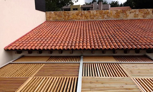 Mái dốc cổ điển nhưng được tạo điểm nhấn bởi các tấm lợp bằng tre phía trước. Đây là kiểu mái truyền thống của người Nhật thời xưa nhằm mục đích thông gió, giữ ánh sáng tự nhiên. Ảnh: Reevah Arqs.