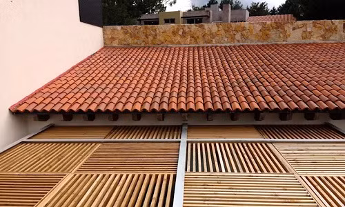 Mái dốc cổ điển nhưng được tạo điểm nhấn bởi các tấm lợp bằng tre phía trước. Đây là kiểu mái truyền thống của người Nhật thời xưa nhằm mục đích thông gió, giữ ánh sáng tự nhiên. Ảnh: Reevah Arqs.